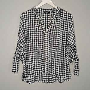 COPY - Beautiful New York and Company black and white loos fit Medium houndstoo…